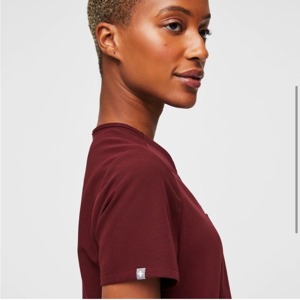 Figs Catarina One-Pocket Scrub Top Burgundy Size Small - Picture 3 of 9